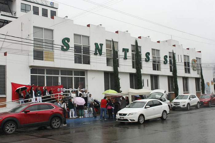 Personal sindicalizado del IMSS manifestándose de manera pacífica frente a sus oficinas en la ciudad de Morelia.