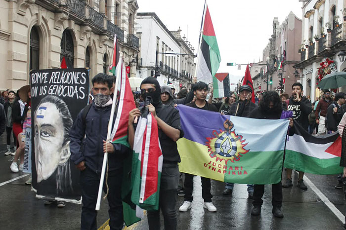 Contingente de manifestantes con banderas de Palestina frente al Palacio Legislativo en la avenida Madero de Morelia.