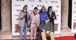Marco Antonio Solís y los integrantes de Los Bukis saludando al público en el Teatro Mariano Matamoros.