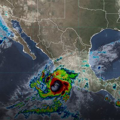 Imagen satelital del huracán Simon mostrando una estructura definida de categoría 4 frente al litoral del Pacífico.