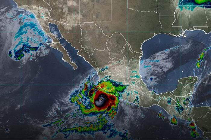 Imagen satelital del huracán Simon mostrando una estructura definida de categoría 4 frente al litoral del Pacífico.