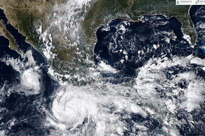 Gráfico satelital del Servicio Meteorológico Nacional mostrando la trayectoria del huracán Trudy frente a las costas del Pacífico mexicano.