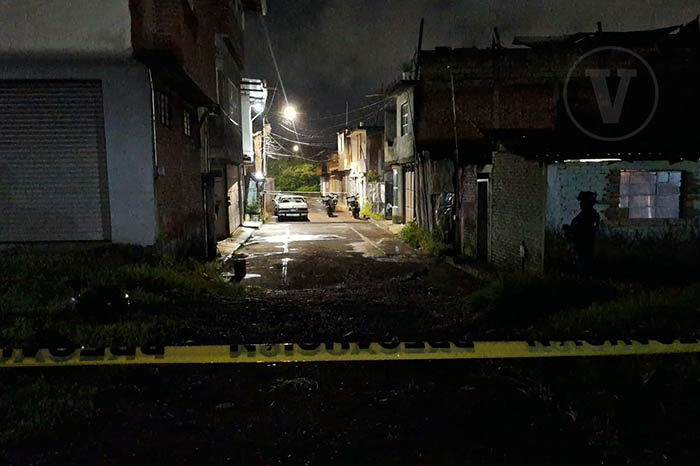 Unidades de la policía y elementos de seguridad resguardando una calle en Uruapan, Michoacán.
