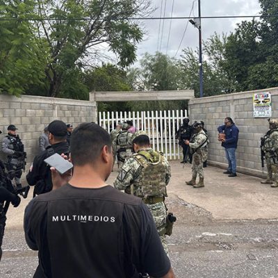 Elementos de seguridad y patrullas custodiando los alrededores del plantel escolar en Torreón, Coahuila.