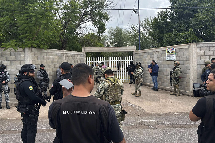 Elementos de seguridad y patrullas custodiando los alrededores del plantel escolar en Torreón, Coahuila.