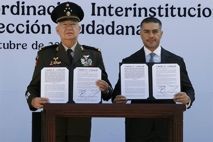 Omar García Harfuch y Ricardo Trevilla Trejo durante la ceremonia de firma de convenio de seguridad e inteligencia.