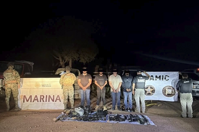 Unidades balísticas y elementos de la Marina y la SSPC resguardando la zona de un operativo en Sonora.