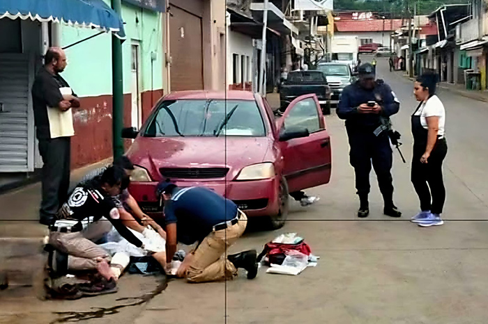 Unidades de emergencia y elementos policiales atendiendo una agresión sobre la calle Lázaro Cárdenas en Ziracuaretiro.