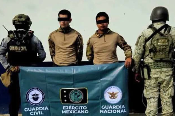 Elementos de la Guardia Civil y del Ejército Mexicano resguardando material asegurado en Apatzingán.
