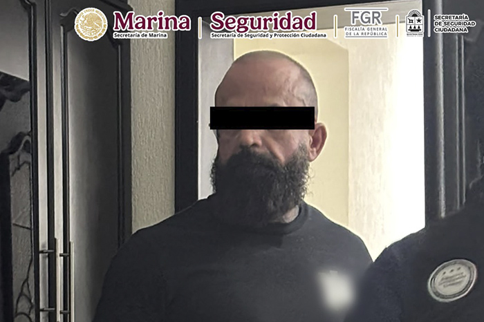 Elementos de la Marina y de la FGR resguardando un inmueble durante las intervenciones en Quintana Roo.