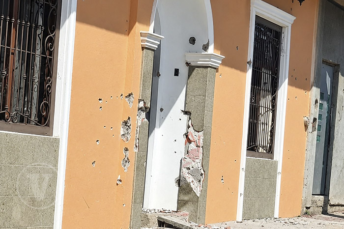 Elementos del Ejército Mexicano y de la Guardia Nacional patrullando las calles de Parácuaro tras reporte de detonaciones.