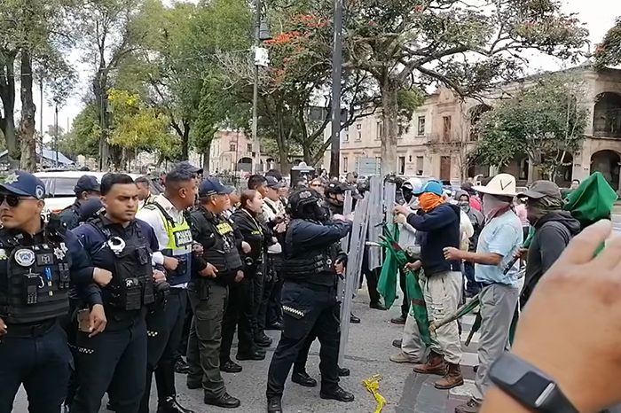Elementos de la Policía Morelia y la Guardia Civil resguardando la vialidad tras la confrontación con el FNLS.