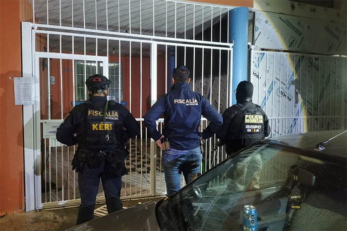 Elementos de la Fiscalía General del Estado de Michoacán en el resguardo de un inmueble cateado.