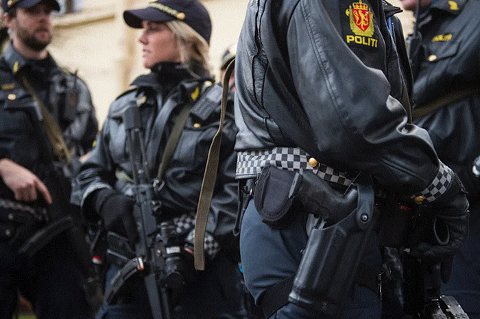 Agentes policiales y aduaneros inspeccionando cargamentos de droga asegurados en un puerto europeo.