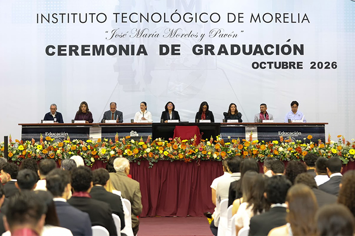 La secretaria de Educación de Michoacán, Patricia Flores Anguiano, entregando reconocimientos en la graduación del Tec de Morelia.