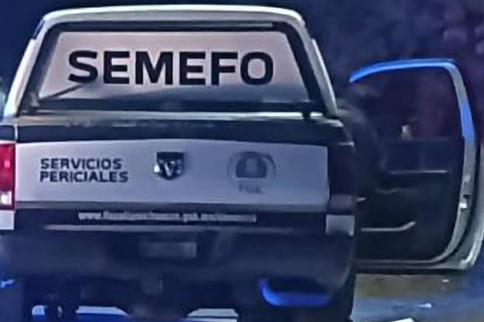 Unidades de emergencia y elementos policiales resguardando la carretera Tiripetío-Acuitzio tras un choque.