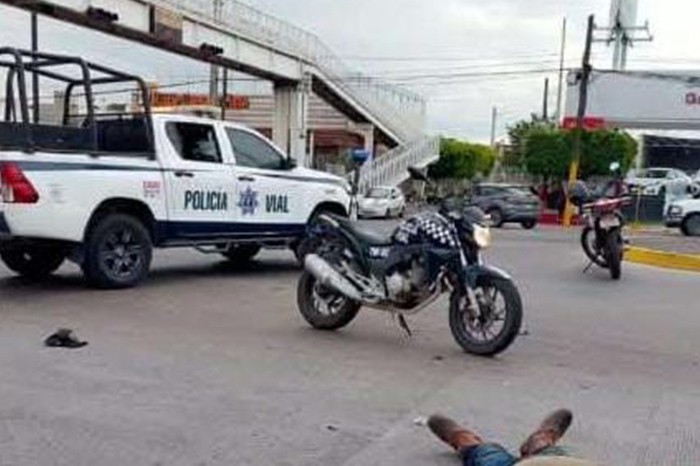 Ambulancia y elementos de rescate atendiendo un accidente vial en La Piedad.