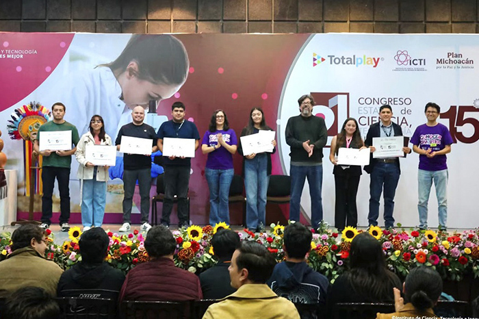 Estudiantes y docentes de Psicología de la UVAQ sosteniendo reconocimientos en el Congreso del ICTI en Morelia.