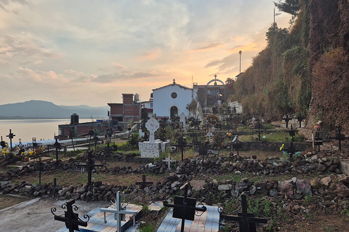 Vista panorámica de la isla de Janitzio y el lago de Pátzcuaro iluminados por la celebración de Noche de Muertos.