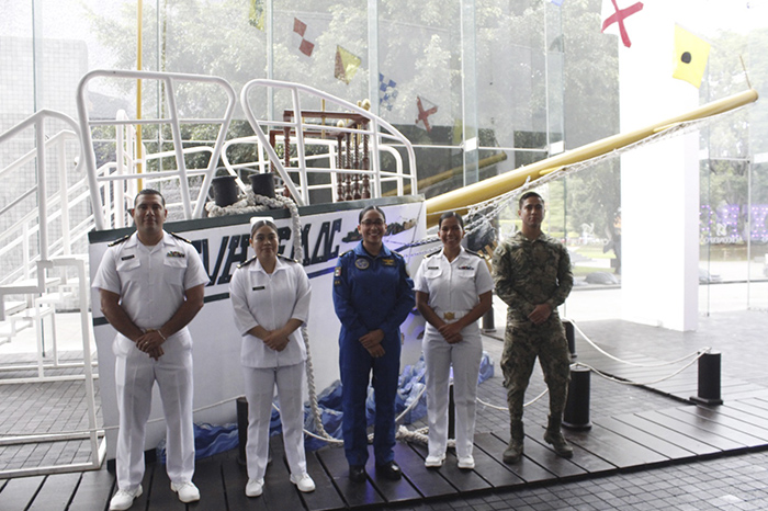 Módulos informativos y recreativos de la Secretaría de Marina en las instalaciones de Ceconexpo.