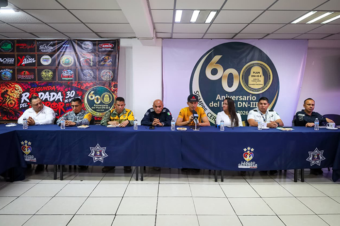 Autoridades municipales, militares y ciclistas presentando los detalles de la Rodada del Terror en Lázaro Cárdenas.