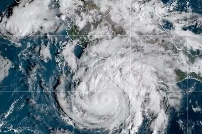 Gráfico satelital del huracán Trudy desplazándose frente a las costas de Guerrero y Michoacán.