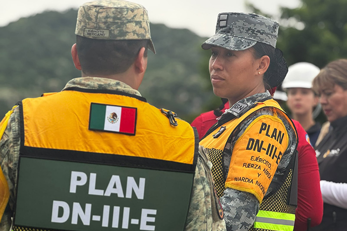 Autoridades federales y estatales reunidas en la mesa de Mando Operativo de Protección Civil.