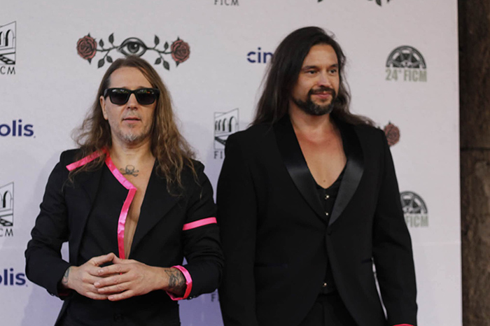 Rafa Blas e Ix Valieri durante la alfombra roja del estreno de la película Fiesta Pagana en Morelia.