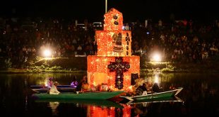 Canoa tradicional adornada con flor de cempasúchil sobre los canales iluminados de Urandén.