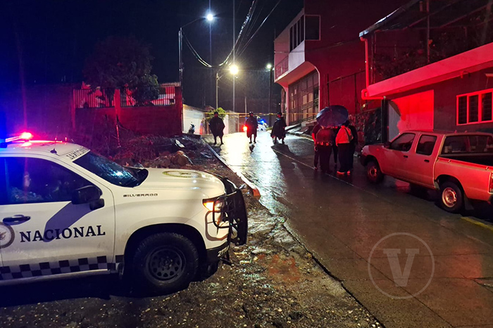 Elementos de la Guardia Nacional acordonando una calle tras un ataque a balazos en Uruapan.