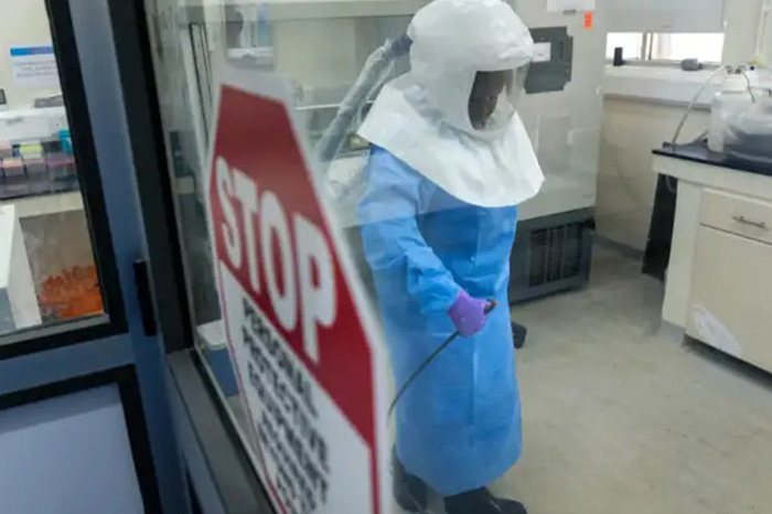 Centro médico bajo medidas de seguridad y control sanitario.