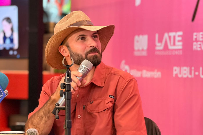 Imanol Landeta en rueda de prensa promocionando la llegada de Mentiras el musical al Teatro Morelos de Morelia.
