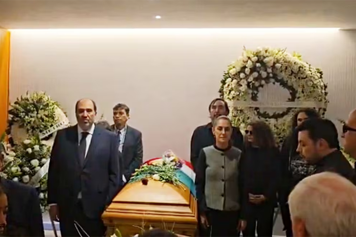Claudia Sheinbaum acude al funeral de Cuauhtémoc Cárdenas en el Panteón Francés de Ciudad de México.