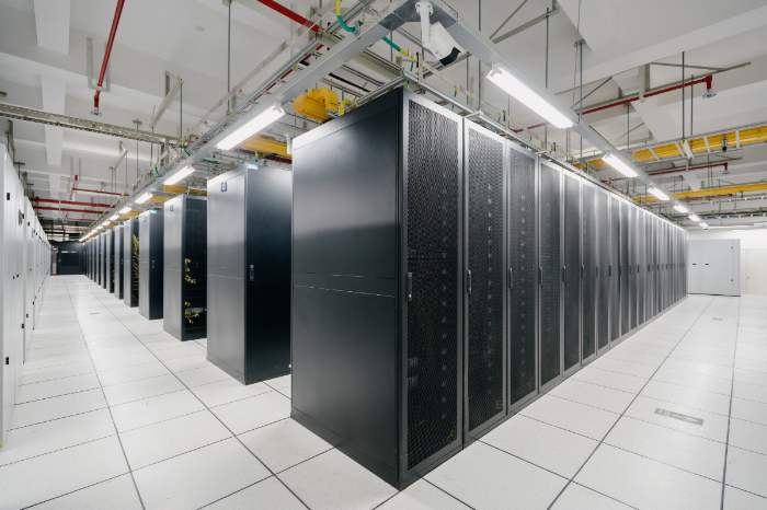 Pasillo con servidores informáticos e infraestructura tecnológica de un centro de datos.