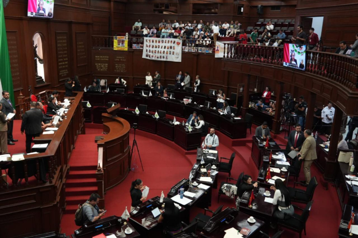Diputados de la 76 Legislatura del Congreso de Michoacán votando en el Pleno.