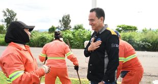 Personal de servicios públicos municipales realizando labores de limpieza y mantenimiento en vialidades de Zamora, Michoacán.