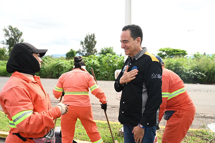 Personal de servicios públicos municipales realizando labores de limpieza y mantenimiento en vialidades de Zamora, Michoacán.