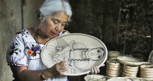 Manos artesanas modelando y decorando piezas de barro con técnicas tradicionales en Tzintzuntzan.