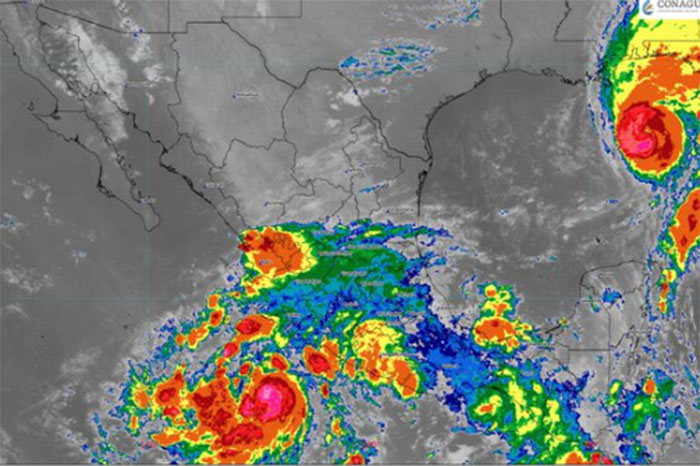 Mapa satelital de ciclones tropicales y nubosidad intensa sobre el litoral del Pacífico mexicano.