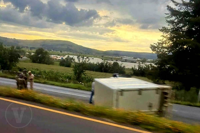 Unidades de la Guardia Nacional abanderando la zona de un accidente vial en la carretera Morelia-Pátzcuaro.
