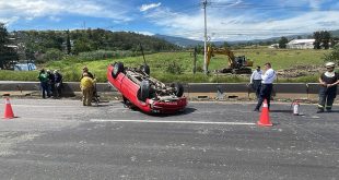 Camioneta Chevrolet S10 roja accidentada a la orilla de la carretera Morelia-Salamanca custodiada por elementos de seguridad.