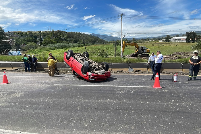Camioneta Chevrolet S10 roja accidentada a la orilla de la carretera Morelia-Salamanca custodiada por elementos de seguridad.