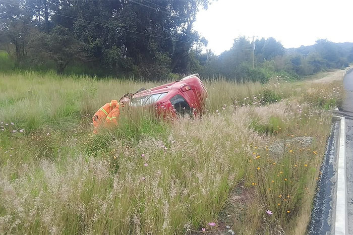 Vehículo accidentado y volcado a un costado de la carpeta asfáltica en la autopista Siglo XXI.