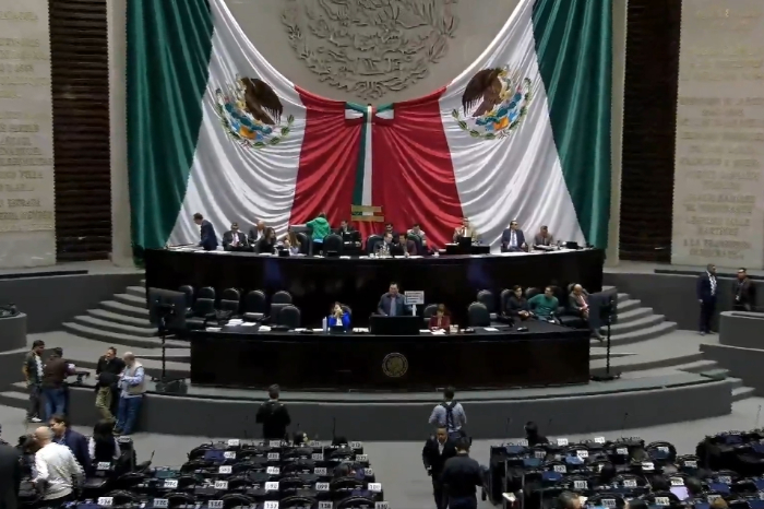 Mesa directiva y diputados en la sesión del Pleno de San Lázaro durante la discusión presupuestal.