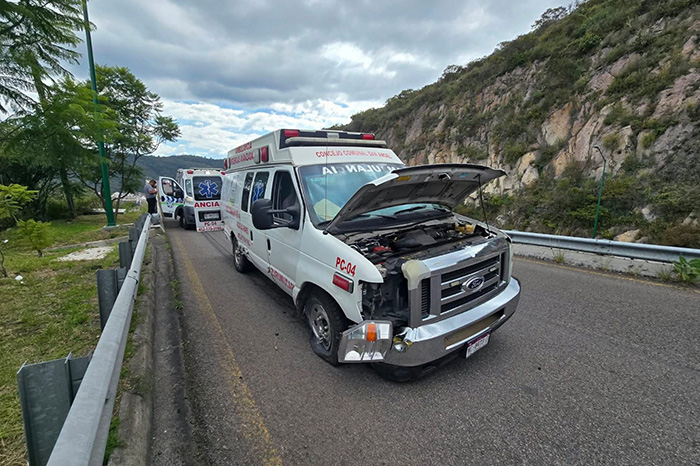 Ambulancia del Consejo Comunal de San Ángel Zurumucapio accidentada en la zona de Tres Marías, Morelia