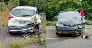 Automóviles involucrados en dos accidentes vehiculares registrados en carreteras del municipio de Huetamo, Michoacán.