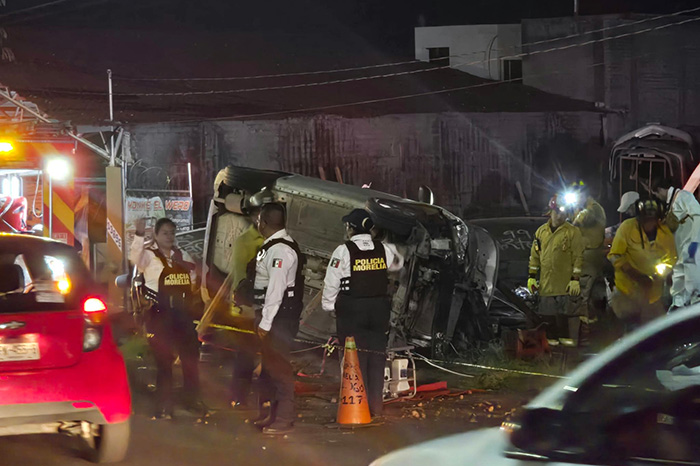 Vehículo involucrado en un accidente fatal en la salida a Quiroga, al poniente de Morelia.