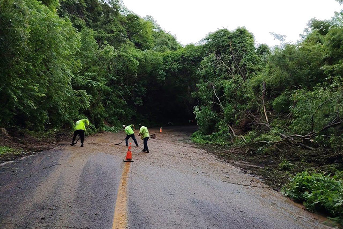 Personal de la SICT retira materiales que obstruyen carreteras de Michoacán tras el huracán Simón.