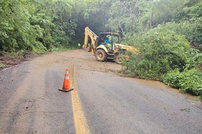 Personal de la SICT retira materiales que obstruyen carreteras de Michoacán tras el huracán Simón.