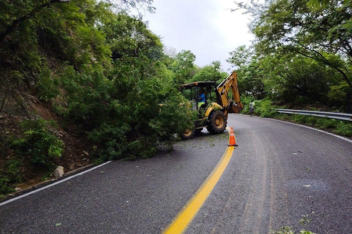 Personal de la SICT retira materiales que obstruyen carreteras de Michoacán tras el huracán Simón.